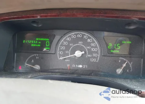 2005 Lincoln Town Car Signature Limited из США, поврежденный, VIN 1LNHM82W65Y603885